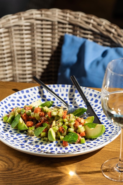 Salada de tabule com bulgur com quinoa salsa e legumes com salsa hortelã bulgur