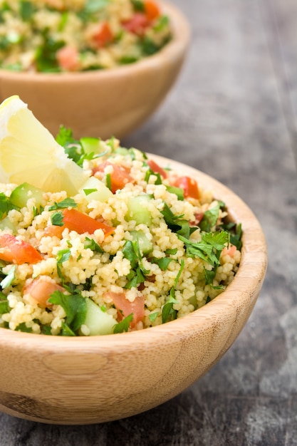 Salada de tabule com cuscuz em uma mesa rústica