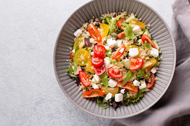 Salada de tabule com legumes e ervas aromáticas