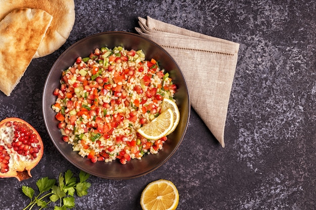 Salada de tabule em fundo escuro