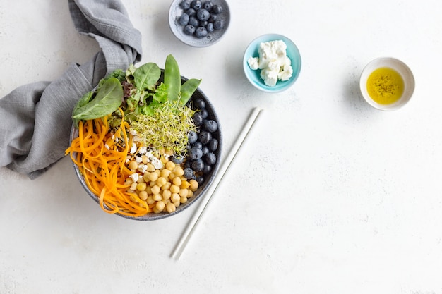 Salada de tigela de Buda com legumes frescos