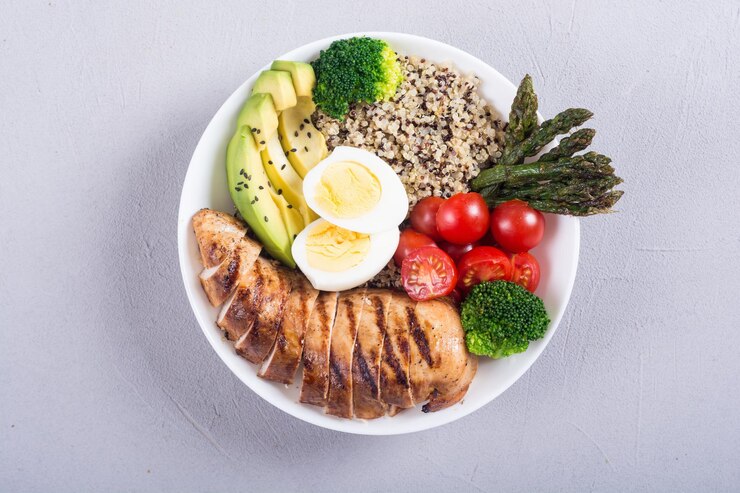 Foto salada de tigela de buda com ovos de quinoa, abacate, frango e tomate alimentos desintoxicantes saudáveis