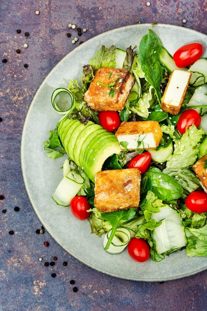 Salada de tofu assado e legumes frescos