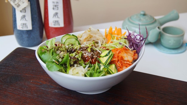 Salada de tofu com kimchi e legumes. Receita asiática tradicional.