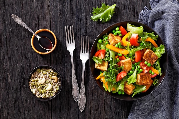 Salada de tofu com verduras e legumes na tigela