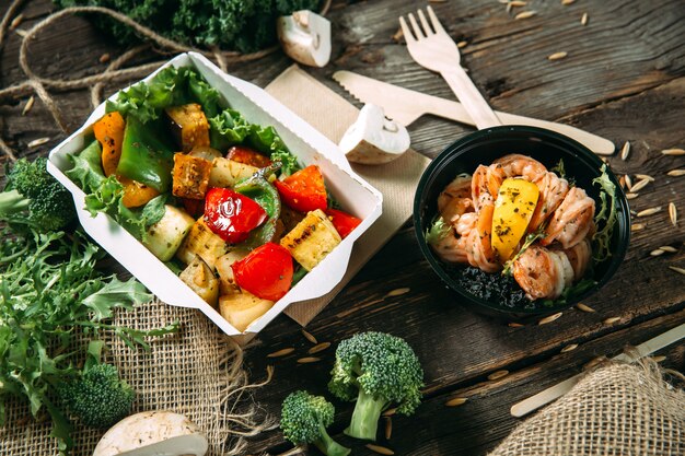 Salada de tofu saudável com legumes e camarão