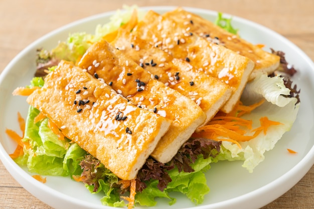 Salada de tofu teriyaki com gergelim - estilo de comida vegana e vegetariana