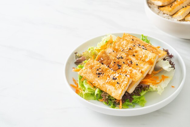 Salada de tofu teriyaki com gergelim - estilo de comida vegana e vegetariana