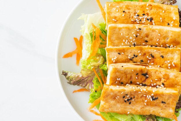 salada de tofu teriyaki com gergelim - estilo de comida vegana e vegetariana