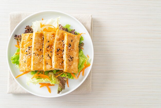 Salada de tofu teriyaki com gergelim - estilo de comida vegana e vegetariana