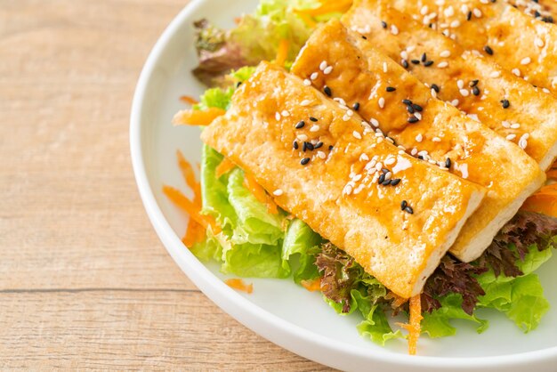 Salada de tofu teriyaki com gergelim