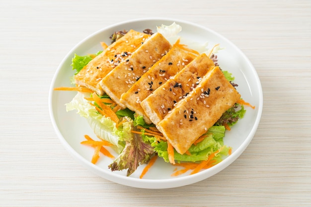 Salada de tofu teriyaki com gergelim