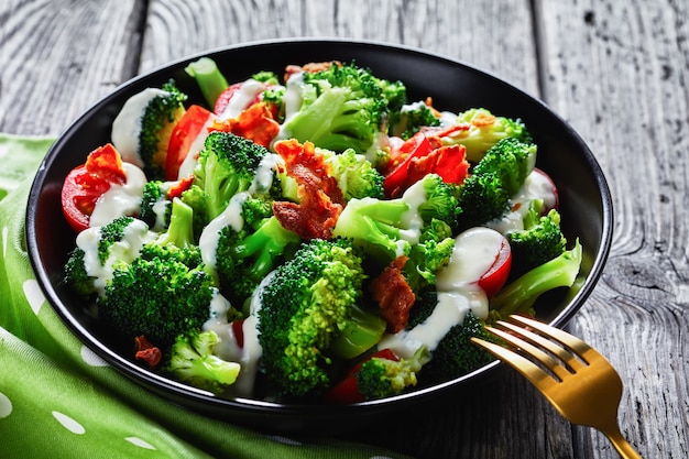 Salada de tomate brócolis com bacon frito crocante