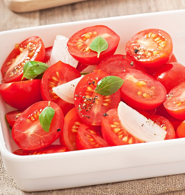 salada de tomate cereja com manjericão, pimenta e cebola