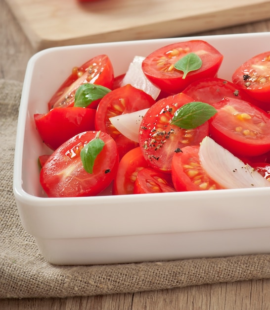 salada de tomate cereja com manjericão, pimenta e cebola
