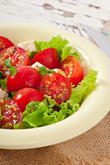 Salada de tomate com alface, queijo e mostarda e molho de alho