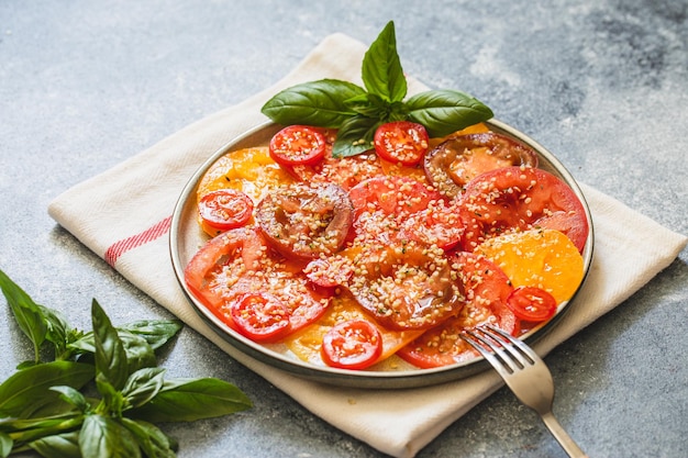 Salada de tomate com conceito de comida saudável de sementes de cânhamo com superalimentos