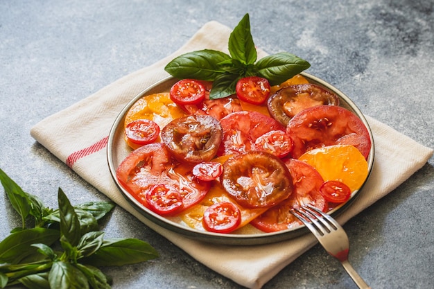 Salada de tomate com conceito de comida saudável de sementes de cânhamo com superalimentos