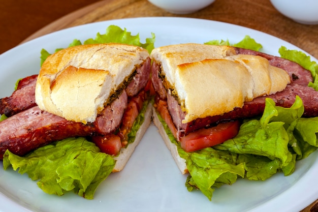 Salada de tomate com linguiça de pão e alface