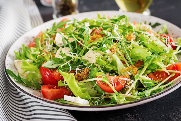 Salada de tomate com mistura de micro verduras e queijo camembert.