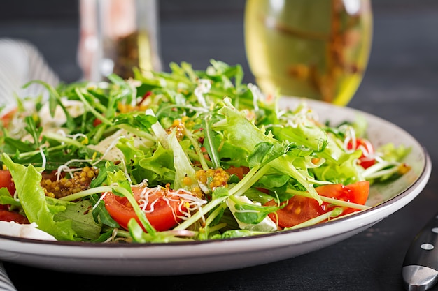 Salada de tomate com mix micro verdes e queijo camembert.