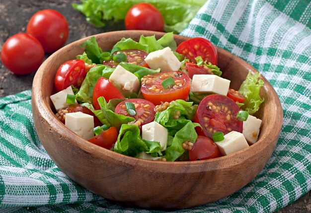 Salada de tomate com molho de alface, queijo e mostarda e alho
