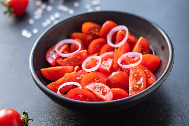 Foto salada de tomate com vegetais vermelhos lanche tendência refeição keto ou dieta paleo