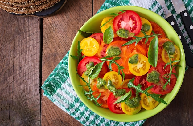 Salada de tomate de verão com pesto de manjericão e rúcula