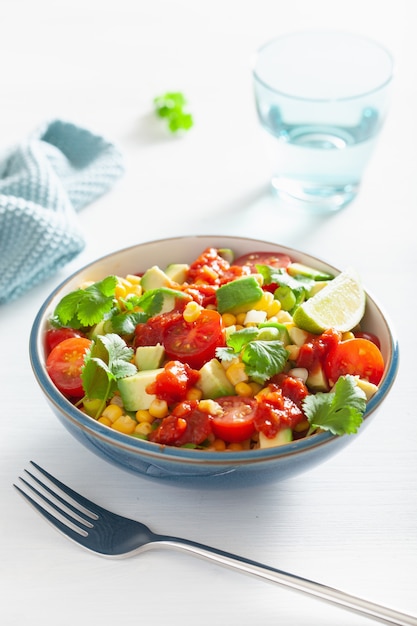 Salada de tomate doce de abacate vegano saudável