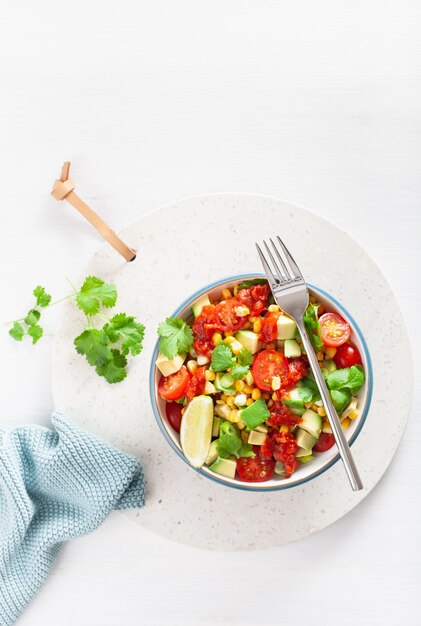 Salada de tomate doce de abacate vegano saudável