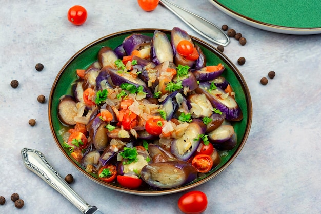 Foto salada de tomate e alho quente e picante em um prato