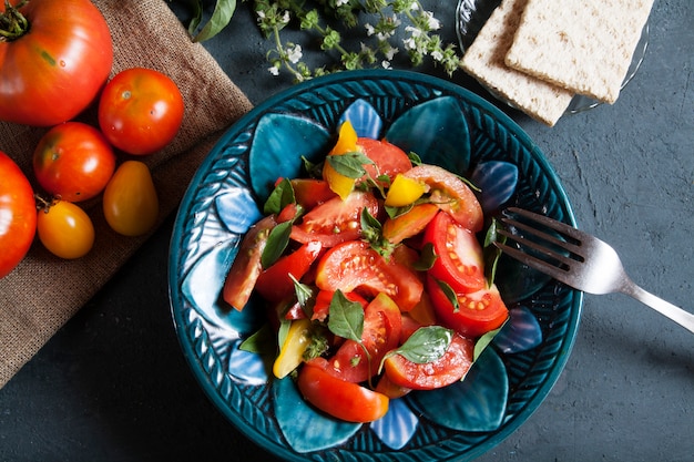 Salada de tomate e manjericão