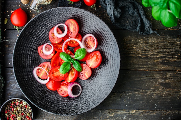 salada de tomate e manjericão