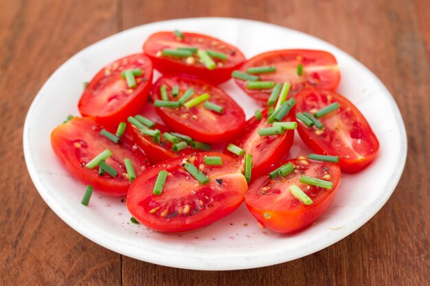 Salada de tomate em chapa branca