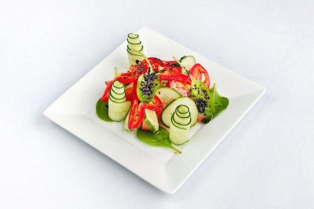 Salada de tomate fresco e pepino com composição diagonal de pimentão doce