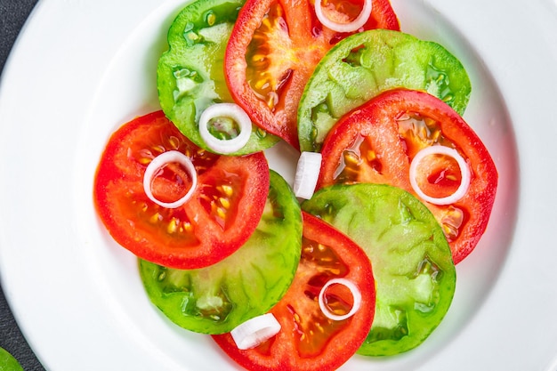 salada de tomate fresco fruta vermelha e verde prato de vegetais refeição saudável comida lanche na mesa