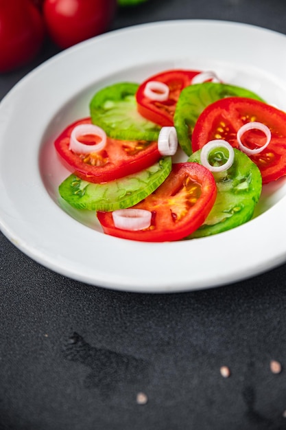 salada de tomate fresco fruta vermelha e verde prato de vegetais refeição saudável comida lanche na mesa