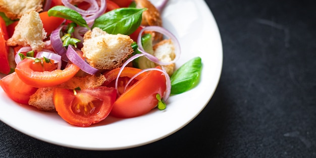 Salada de tomate panzanella croutons vegetarianos cebola azeite de oliva rusk comida saudável comida vegana