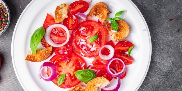 salada de tomate panzanella pão seco, cebola vegetal refeição saudável comida lanche dieta na mesa