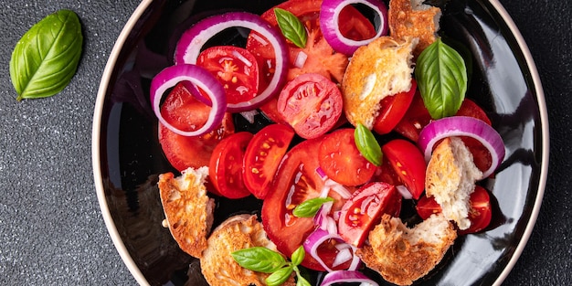 salada de tomate panzanella pão seco, cebola vegetal refeição saudável comida lanche dieta na mesa