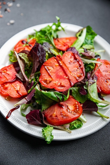 salada de tomate pronta para comer refeição saudável comida lanche na mesa cópia espaço comida fundo rústico