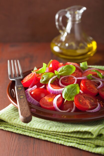 Salada de tomate saudável com azeite de manjericão de cebola e vinagre balsâmico