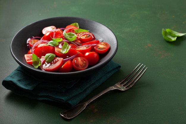 Salada de tomate saudável com cebola, manjericão, azeite e vinagre balsâmico