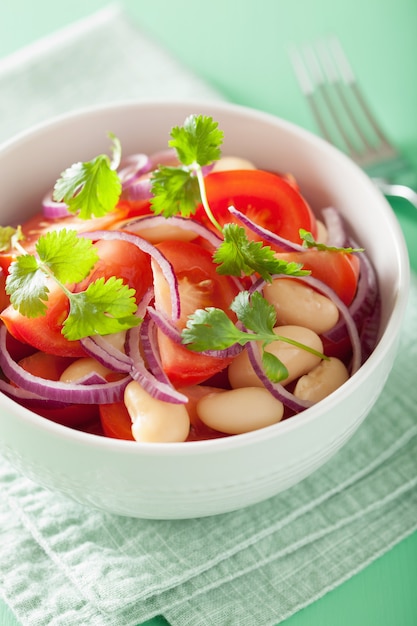 Salada de tomate saudável com feijão branco cebola coentro