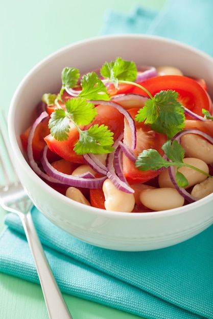 Salada de tomate saudável com feijão branco cebola coentro