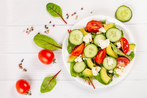 Salada de top view com ervas frescas, vegetais picados e queijo cottage