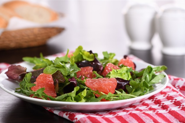 Salada de toranja uma mistura de rúcula de alface e molho de azeitona Menu dietético Comida vegetariana