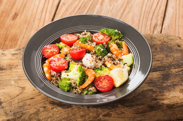 Salada de trigo sarraceno com brócolis, camarão no peito de frango, salada de quinoa de três cores. Superalimento e conceito de alimentação saudável.