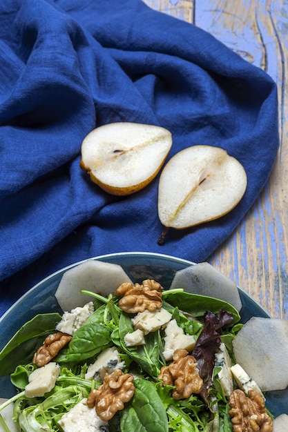 Salada de variedade de alface caseira com queijo Roquefort, nozes e pêra