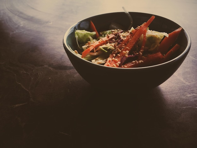 Foto salada de vegetais asiática vegetariana servida em uma tigela no restaurante japonês comida de dieta saudável